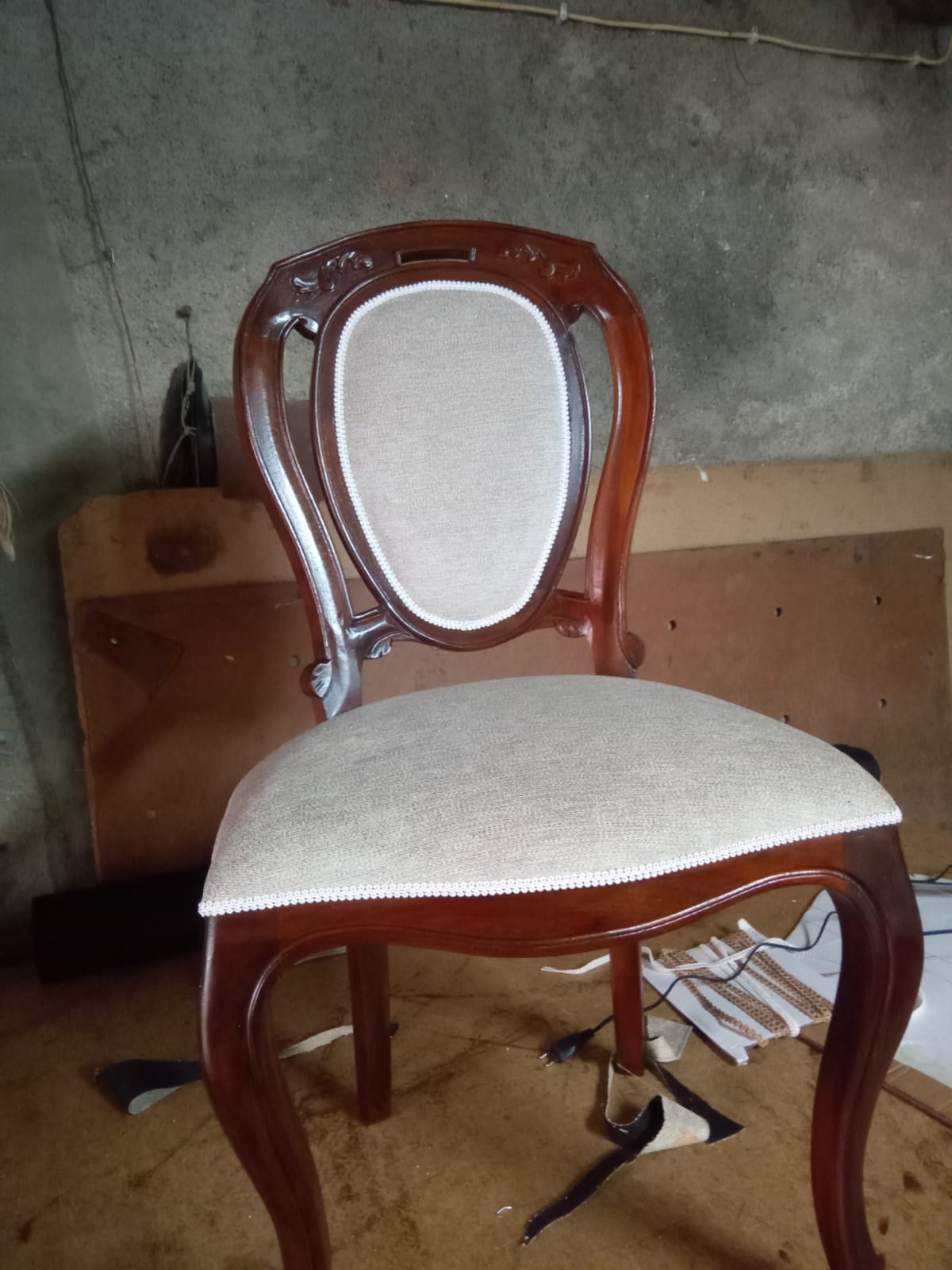 Cadeira clássica de madeira com costas oval, restaurada com tecido bege e remate em galão branco