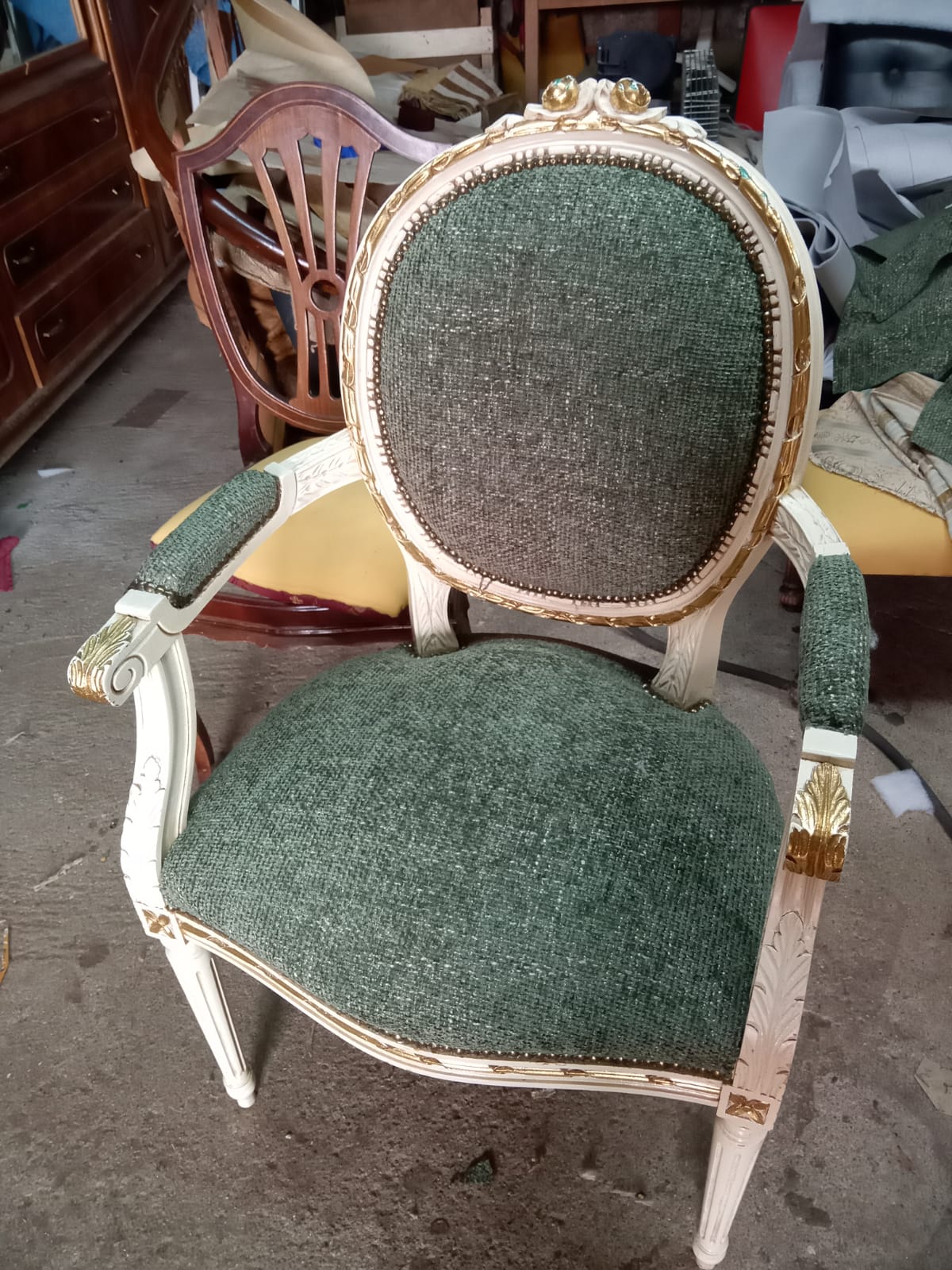 Cadeirão estilo Luís XVI com estrutura lacada em creme e dourado, estofado em tecido verde com pregaria