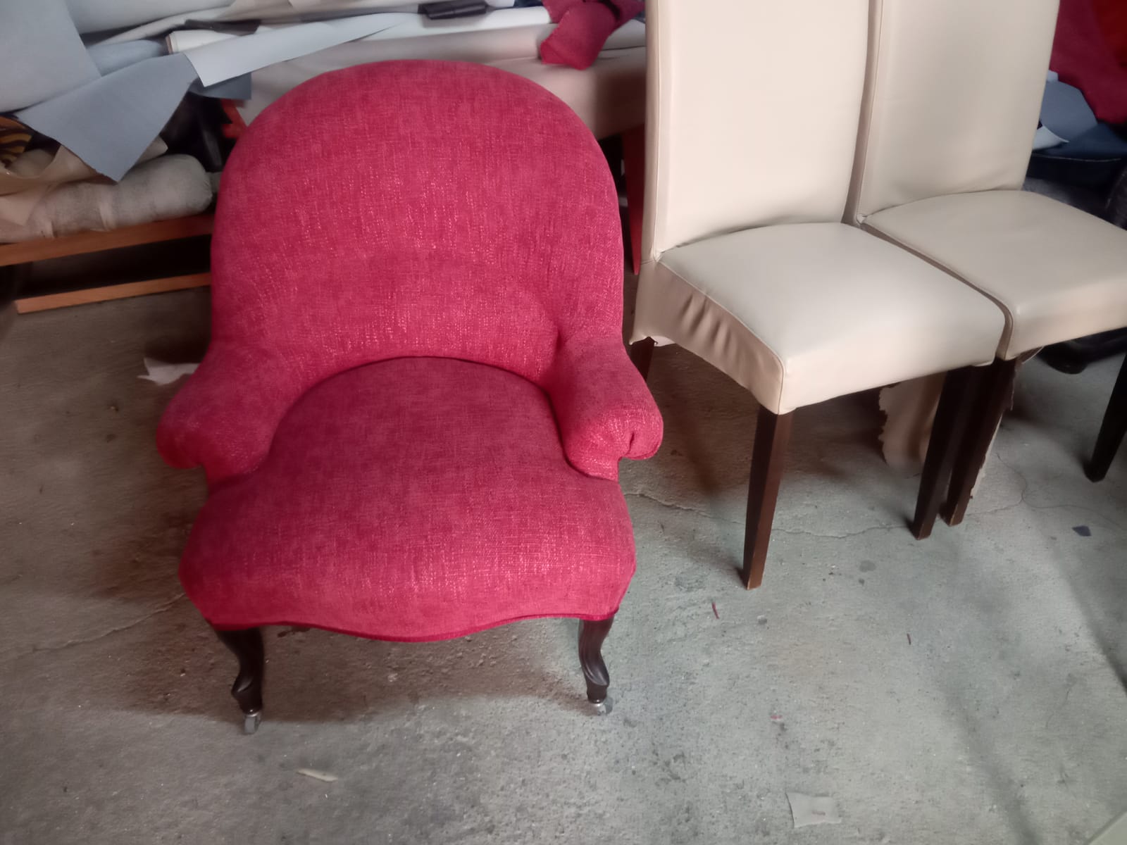 Poltrona estilo crapaud totalmente reestofada em tecido vermelho framboesa, na oficina